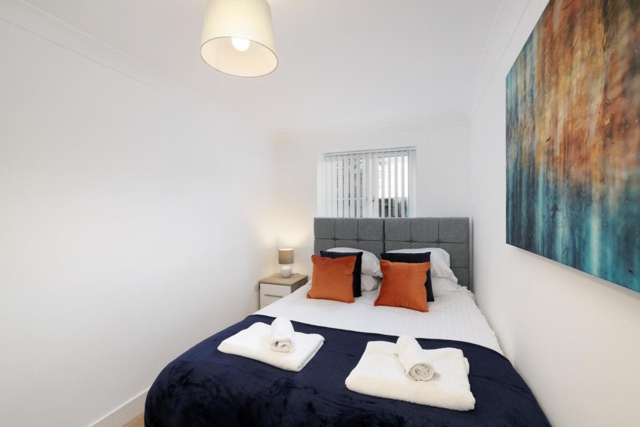 Pinewood Studios, Iver Slough Heathrow 1 & 2 Bedroom Apartments With Parking By Arista Living المظهر الخارجي الصورة