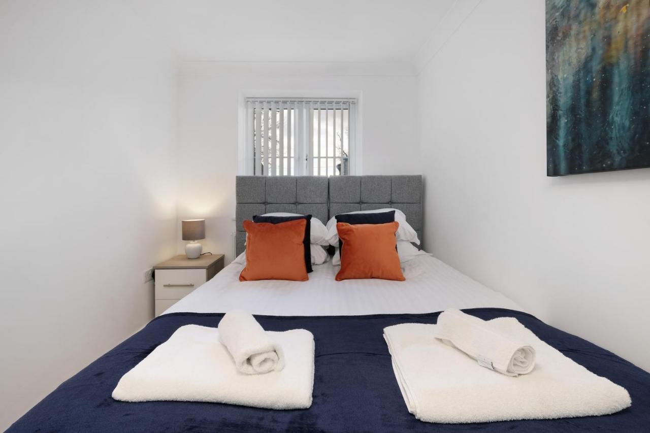 Pinewood Studios, Iver Slough Heathrow 1 & 2 Bedroom Apartments With Parking By Arista Living المظهر الخارجي الصورة