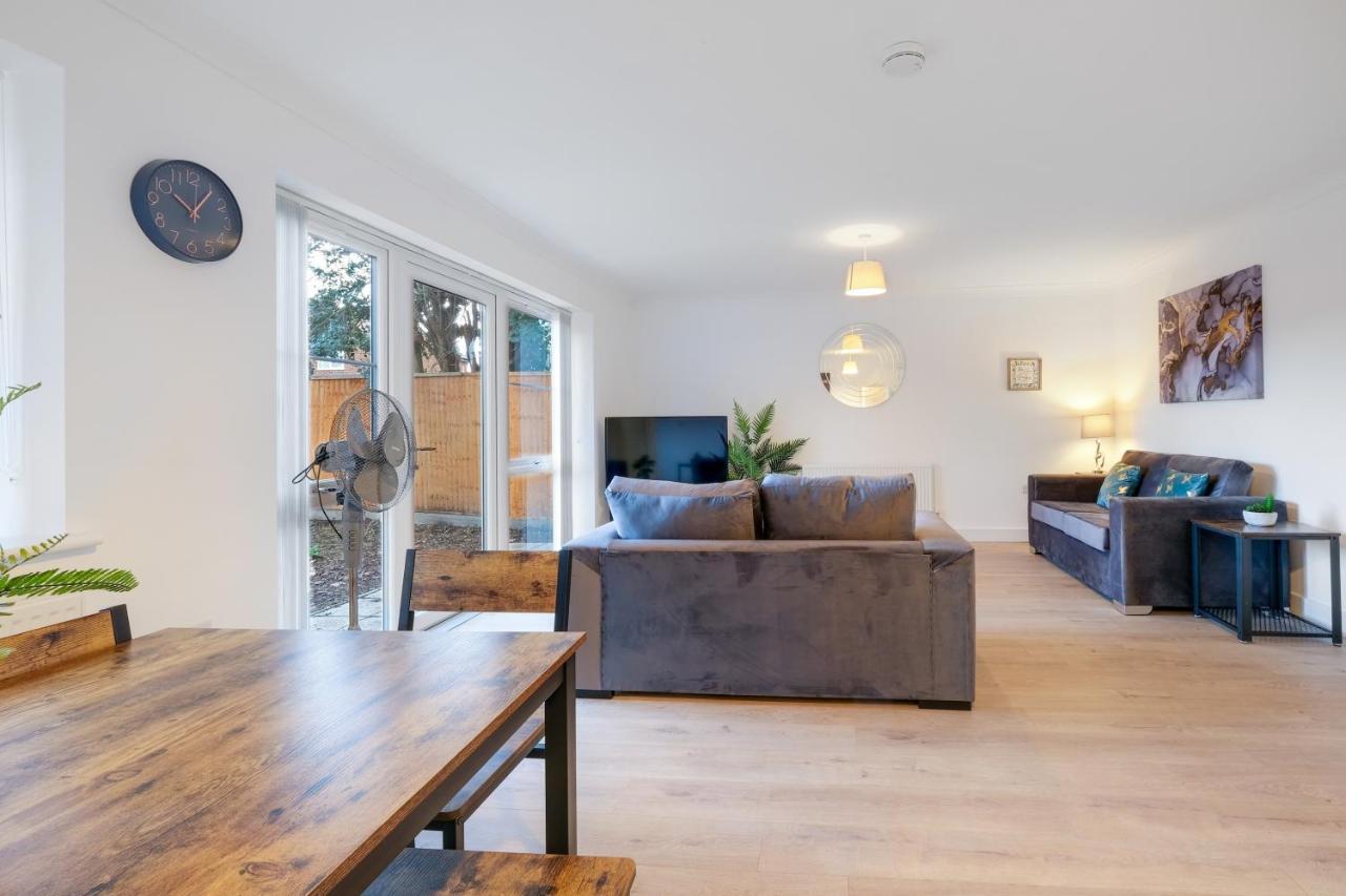 Pinewood Studios, Iver Slough Heathrow 1 & 2 Bedroom Apartments With Parking By Arista Living المظهر الخارجي الصورة