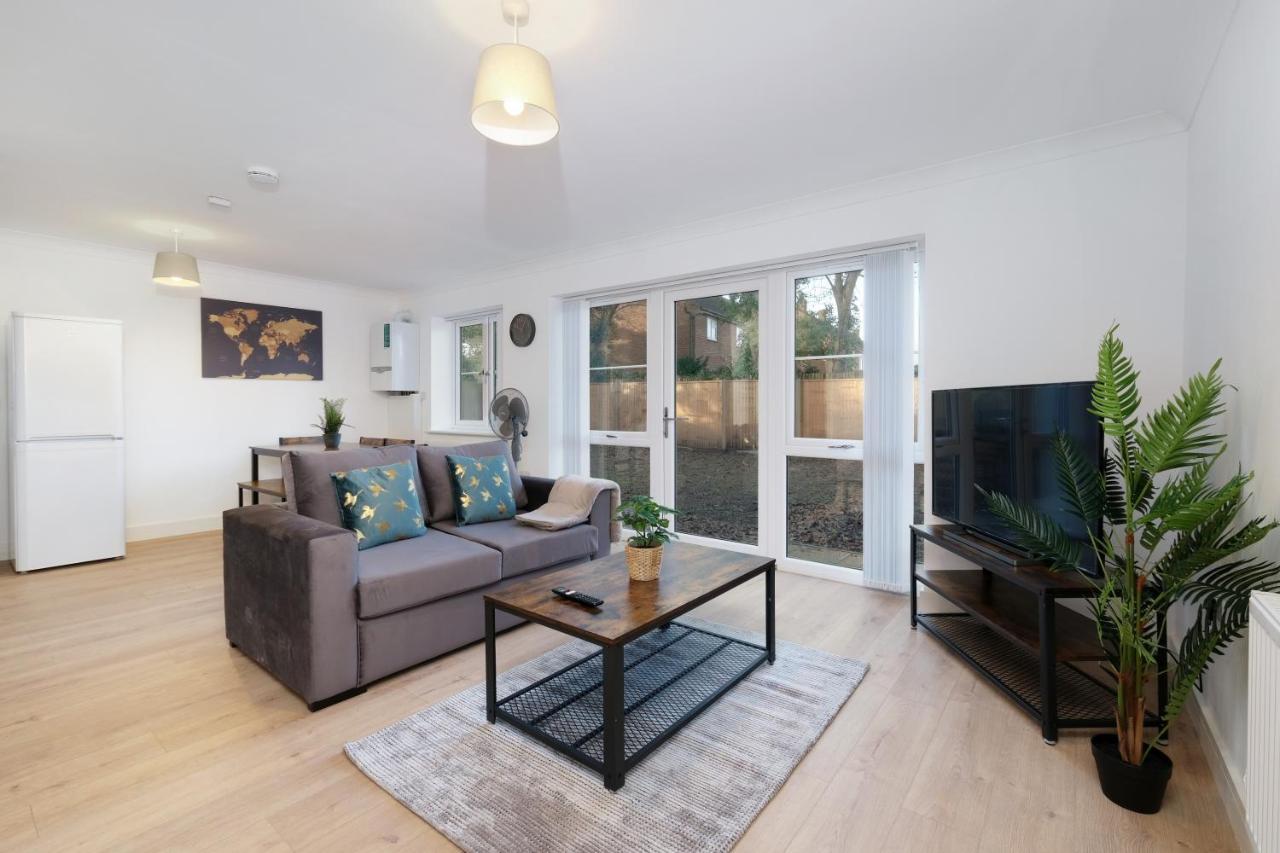 Pinewood Studios, Iver Slough Heathrow 1 & 2 Bedroom Apartments With Parking By Arista Living المظهر الخارجي الصورة