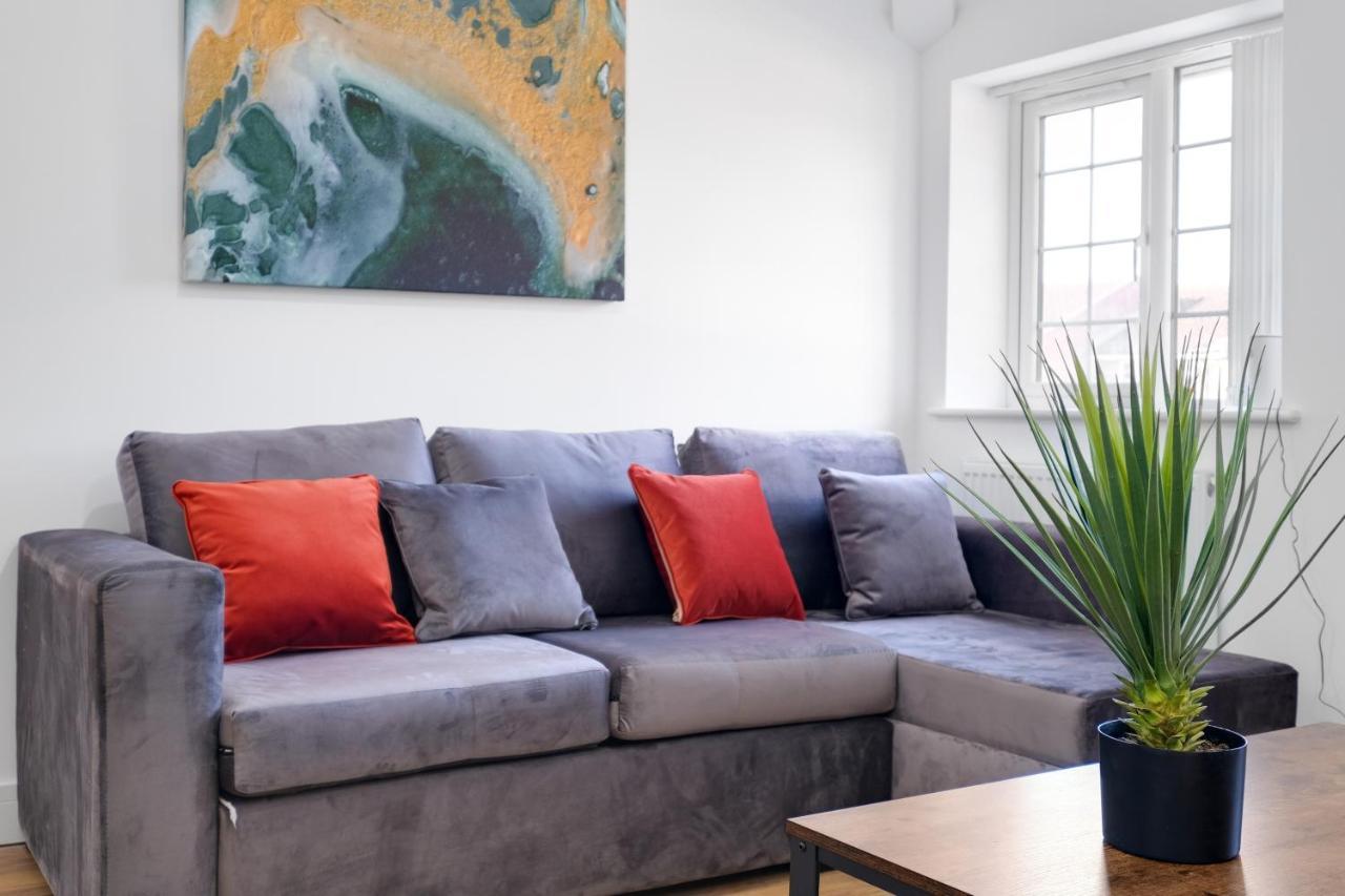Pinewood Studios, Iver Slough Heathrow 1 & 2 Bedroom Apartments With Parking By Arista Living المظهر الخارجي الصورة