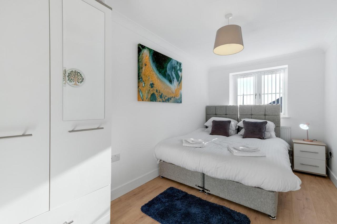 Pinewood Studios, Iver Slough Heathrow 1 & 2 Bedroom Apartments With Parking By Arista Living المظهر الخارجي الصورة