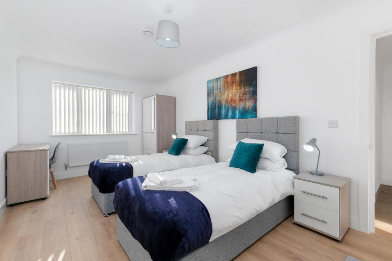 Pinewood Studios, Iver Slough Heathrow 1 & 2 Bedroom Apartments With Parking By Arista Living المظهر الخارجي الصورة