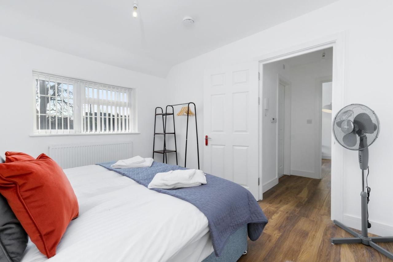 Pinewood Studios, Iver Slough Heathrow 1 & 2 Bedroom Apartments With Parking By Arista Living المظهر الخارجي الصورة
