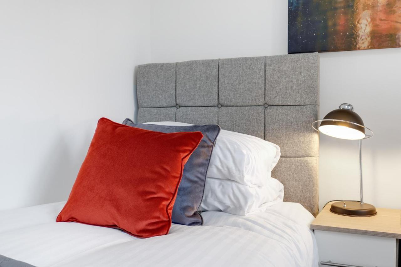 Pinewood Studios, Iver Slough Heathrow 1 & 2 Bedroom Apartments With Parking By Arista Living المظهر الخارجي الصورة