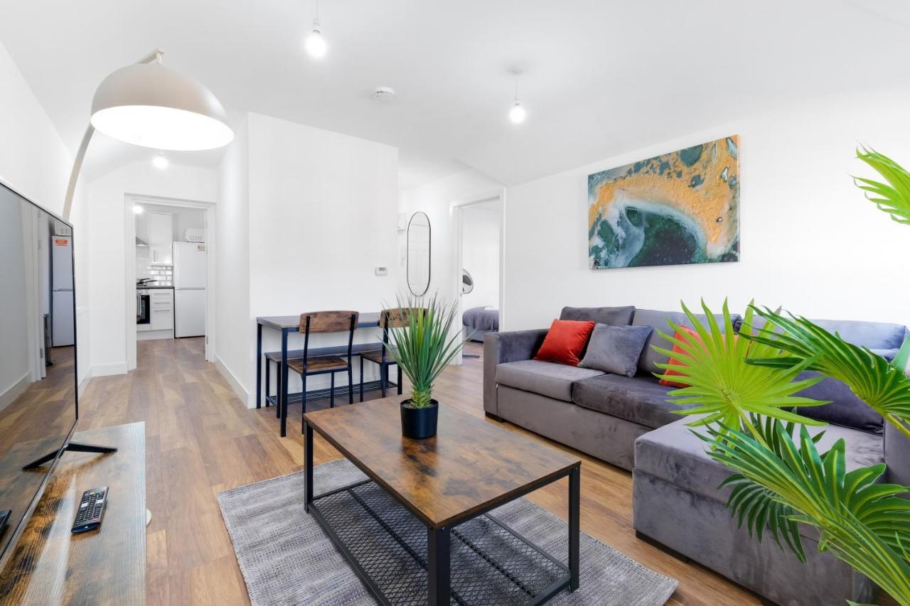 Pinewood Studios, Iver Slough Heathrow 1 & 2 Bedroom Apartments With Parking By Arista Living المظهر الخارجي الصورة