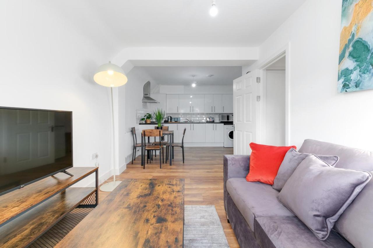 Pinewood Studios, Iver Slough Heathrow 1 & 2 Bedroom Apartments With Parking By Arista Living المظهر الخارجي الصورة